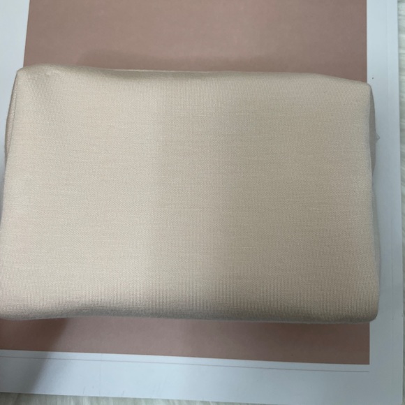 Pouch and mini cosmetics bundle - Picture 4 of 6